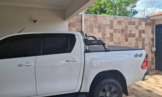 TOYOTA HILUX 2.8 D-4D TURBO DIESEL CD SR 4X4 AUTOMÁTICO